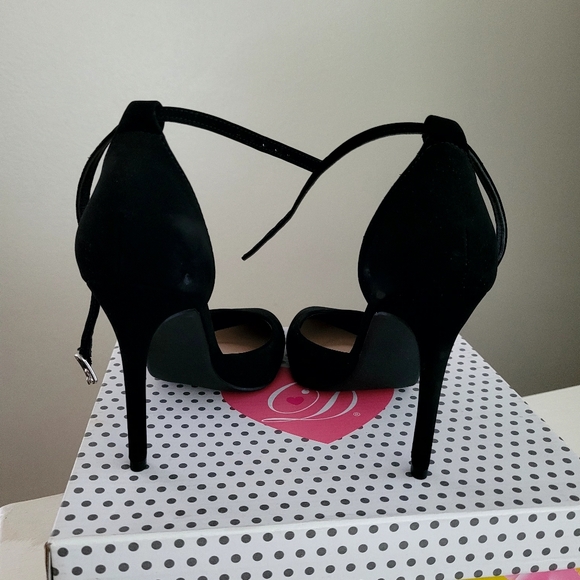 New w/box | Heels - Picture 10 of 11